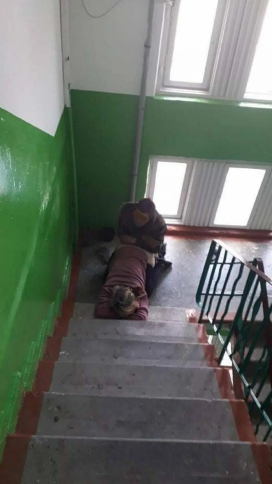 Студентку в подъезде. Фотоохота в подъезде. сфоткал в подъезде. голая фотосессия в подъезде. в подъезде в нижнем белье.