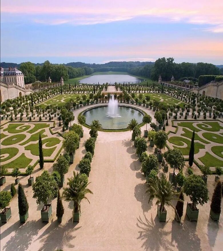 Chateau versailles. Версаль дворцово-парковый ансамбль во Франции. Версальский дворец сады и парки. Парковый ансамбль Версаля во Франции. Королевский дворец и парк в Версале.