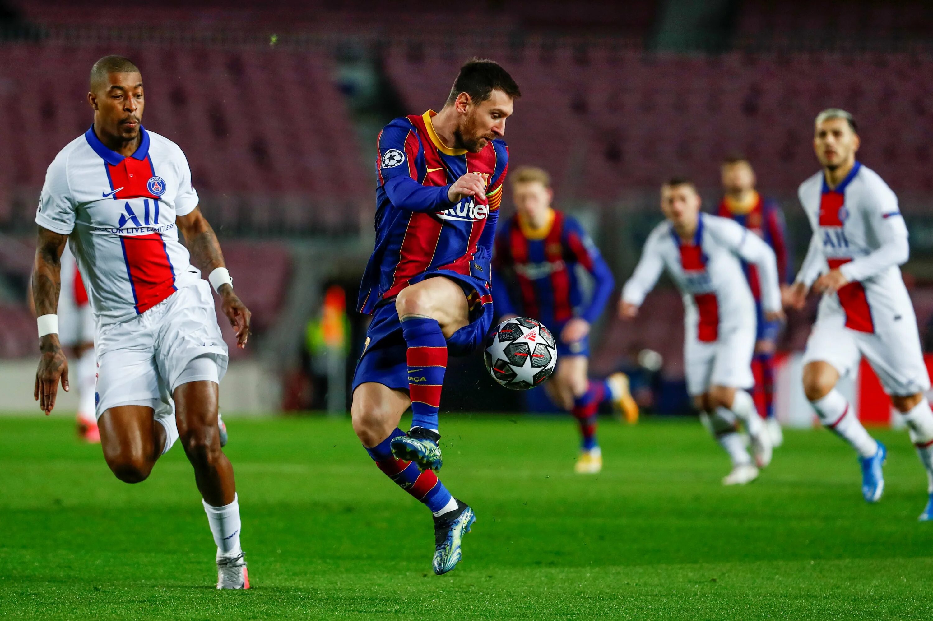 Paris saint germain fc barcelona match. Барселона ПСЖ лига чемпионов. Барселона ПСЖ 1 4. Месси и Мбаппе Барселона ПСЖ. Барселона ПСЖ футбол Мбаппе Месси.