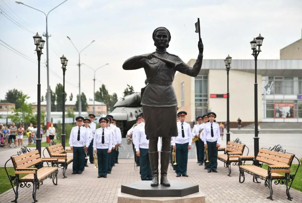 Памятник регулировщице в Марксе. Город Маркс Саратовской области памятник регулировщице. Памятник Марии Лиманской в городе Марксе.