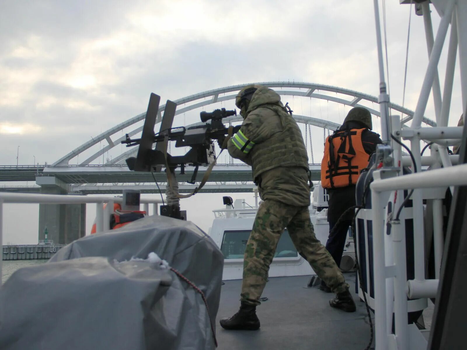 Керченский пролив военные. Охрана Керченского моста. Береговая охрана Крымский мост. Охрана моста в Крыму. Защита ПВО Крымского моста.