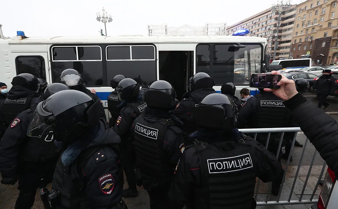 Имена силовиков. Телеграмм канал с данными силовиков название. Стычки полиции с митингующими. Спецназ чечня кадыровцы. Росгвардия оцепление.