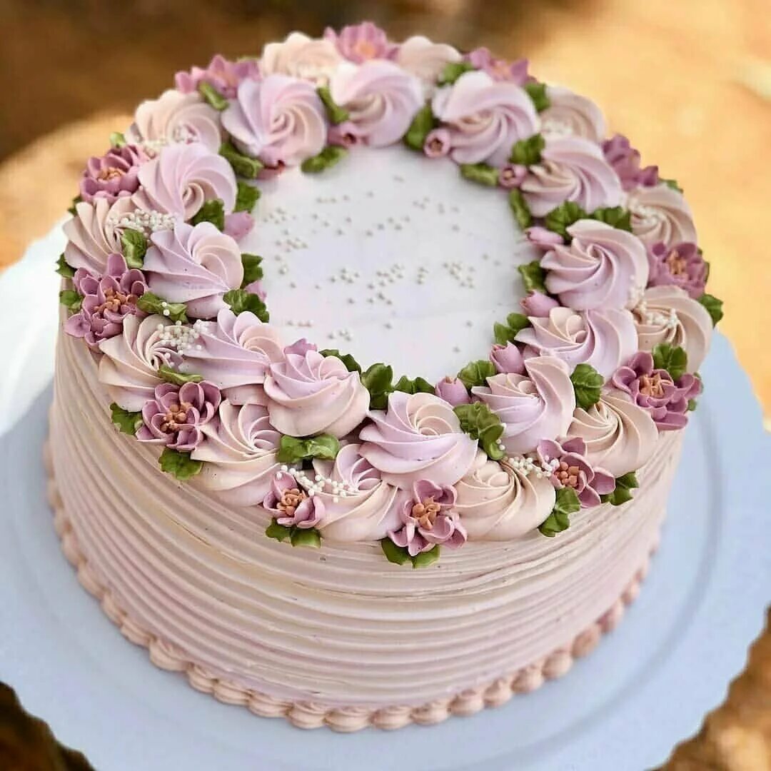 Торт украсить красивые день рождение. Украшение торта. Красивые торты. Торт кремовый. Красивое украшение торта.