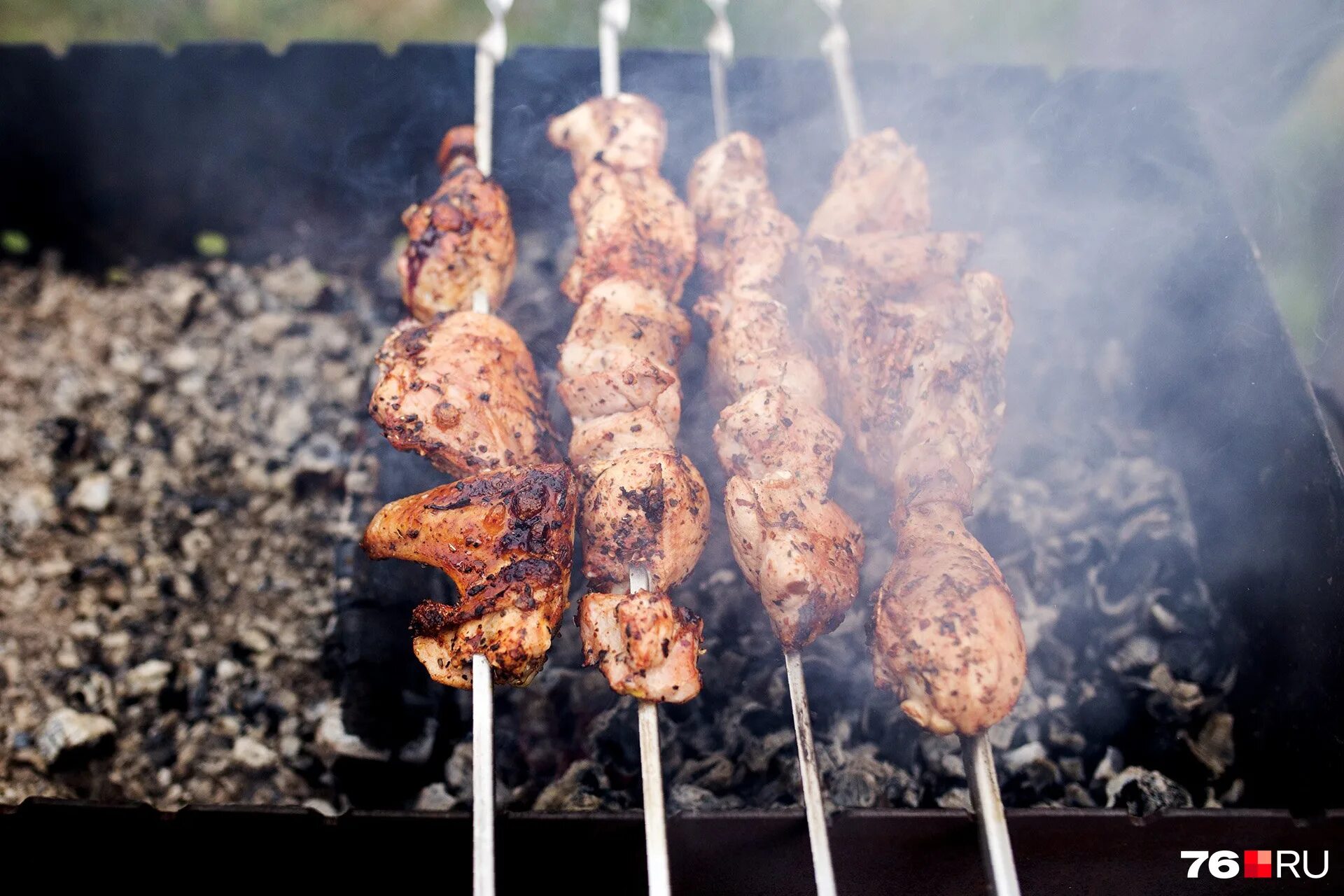 Блюда на гриле. Барбекю с открытым огнем. Гриль на природе. Шашлычок на костре. Шашлык на мангале.