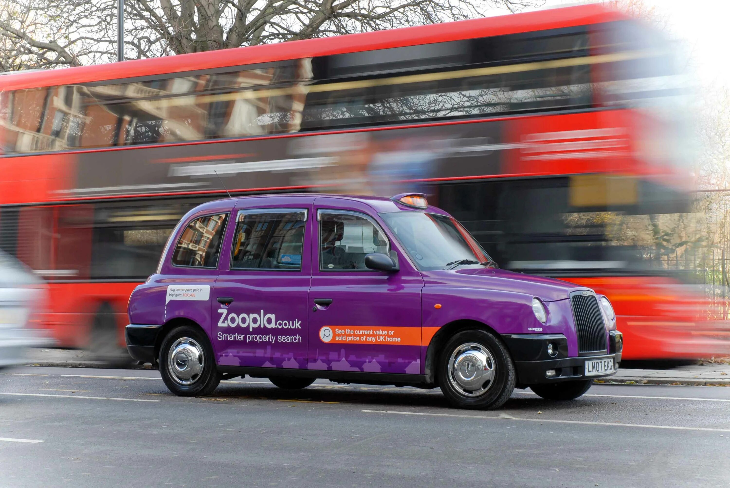 Zoopla. Фиолетовое такси. Реклама на такси Лондон. Ev London Cabs.