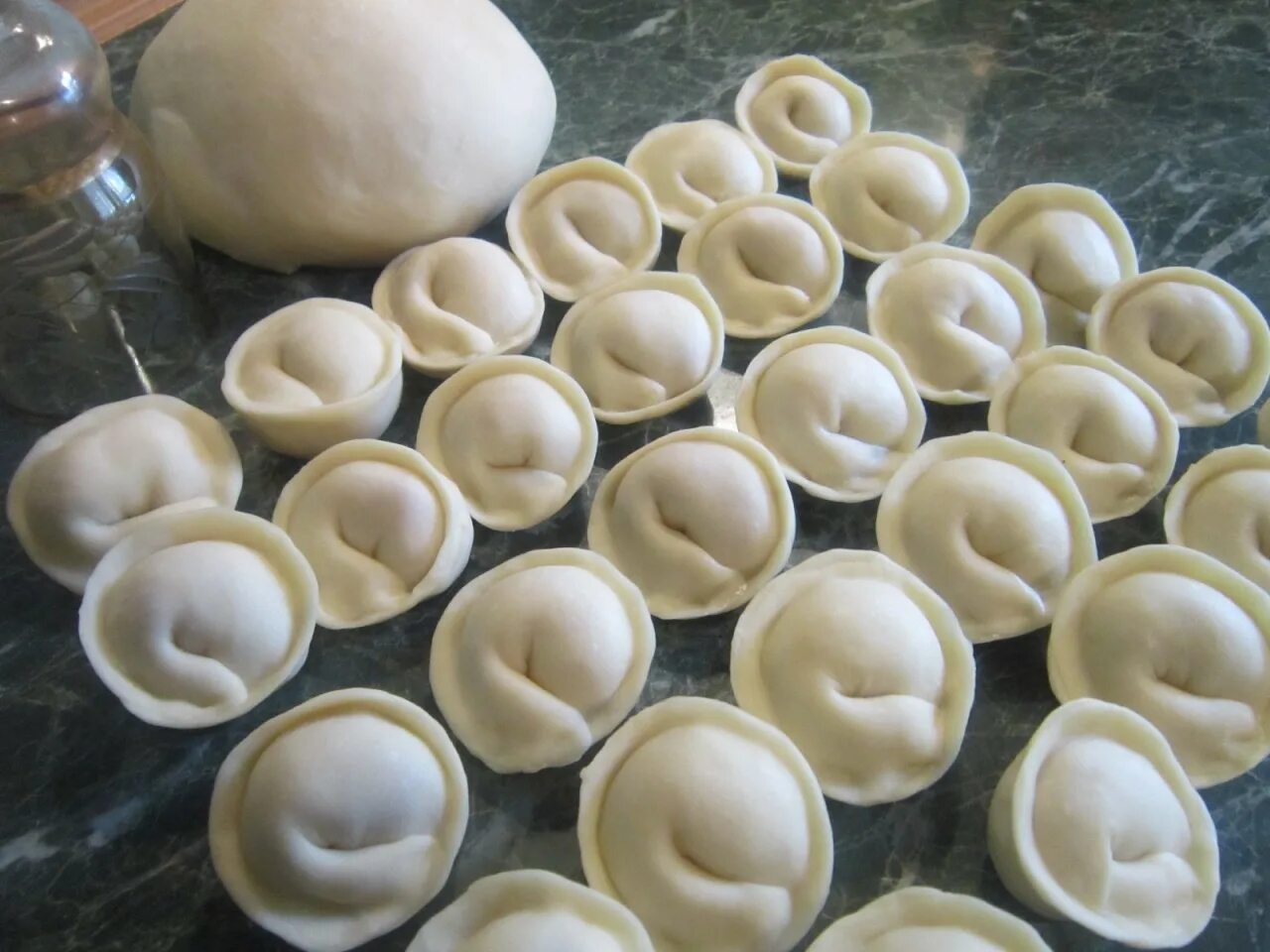 Пельмени. Как делаются пельмени. Тесто для пельменей домашних. Лепка пельменей. Лепка пельменей.