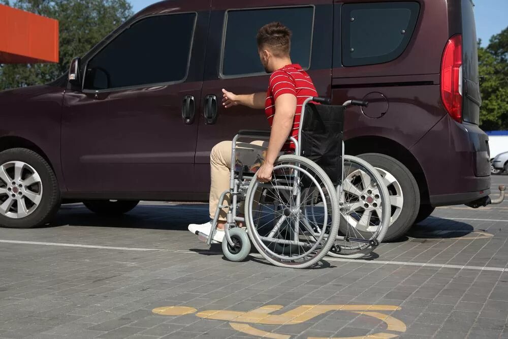Машина инвалиду 1 группы. Автомобиль для инвалидов колясочников. Парковка для инвалидных колясок. Семейный автомобиль для инвалида. Современные автомобили для инвалидов.