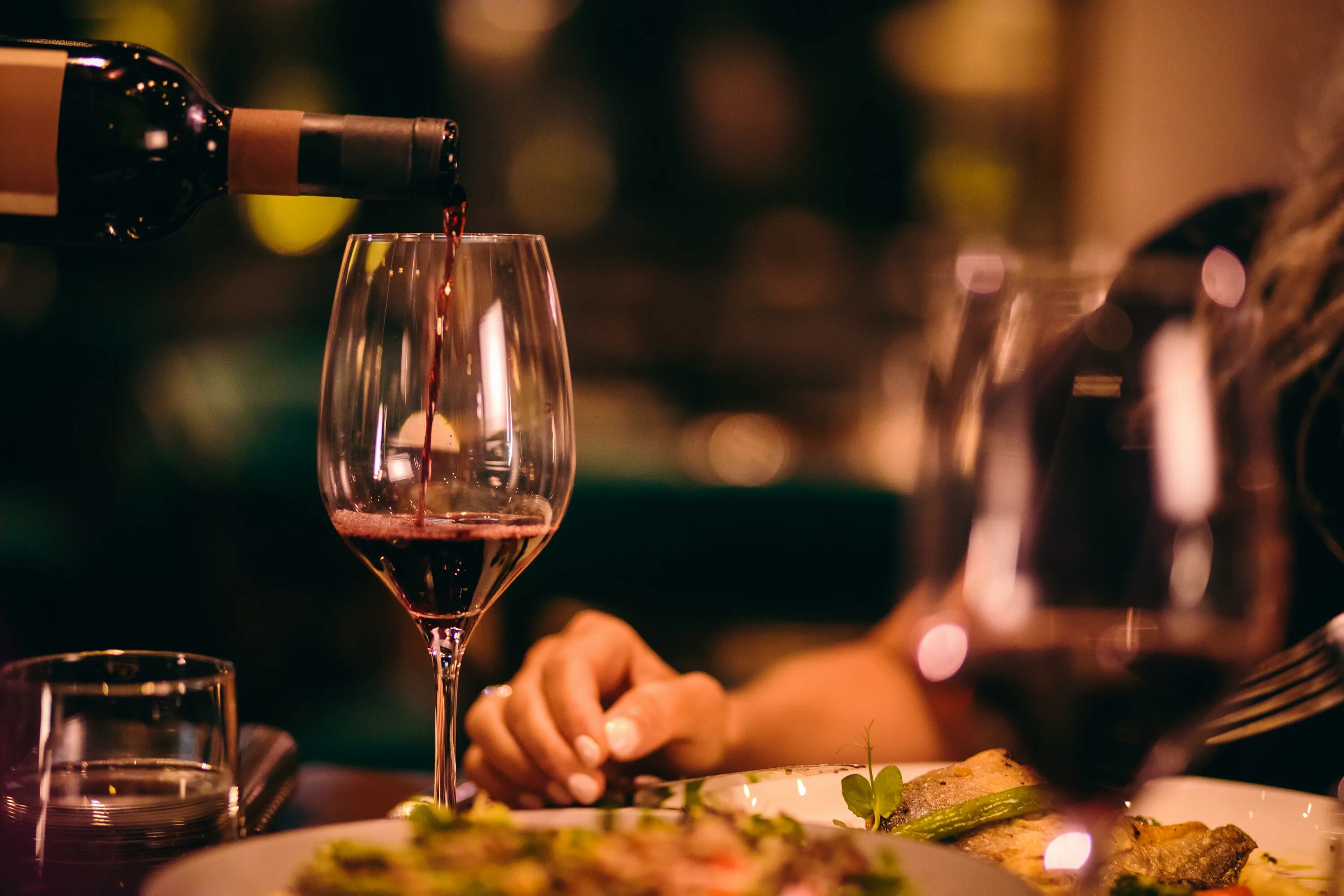 Dine dine done. Красное вино ресторан. Вино в ресторане. Dinner with Wine. Ресторан стол разлитое вино.