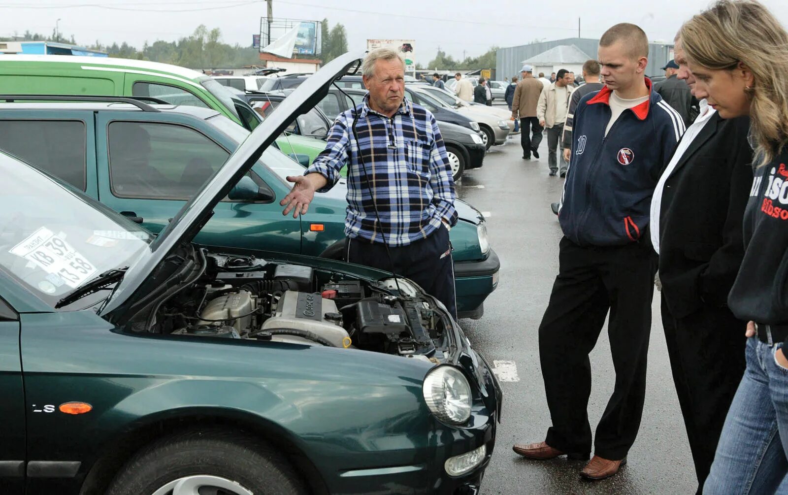 Продать автомобиль перекупам. Мошенничество с автомобилями. Мужчина продает авто. Мошенничество авто. Продать автомобиль перекупам.