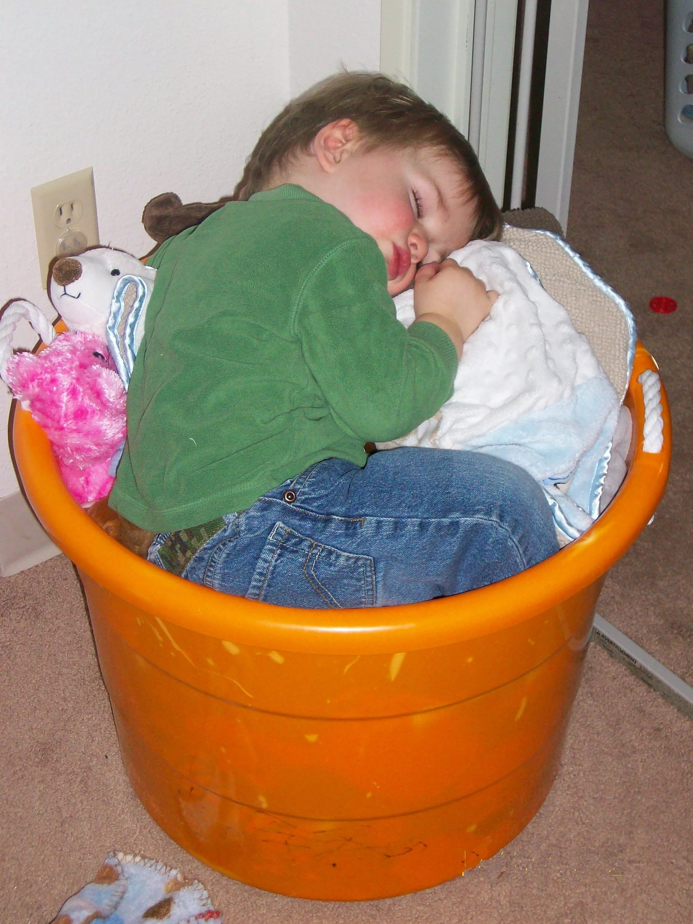 Видео где спят дети. Спящий папа. Смешные позы спящих детей. Ребенок спит. Ребенок в кроватке.