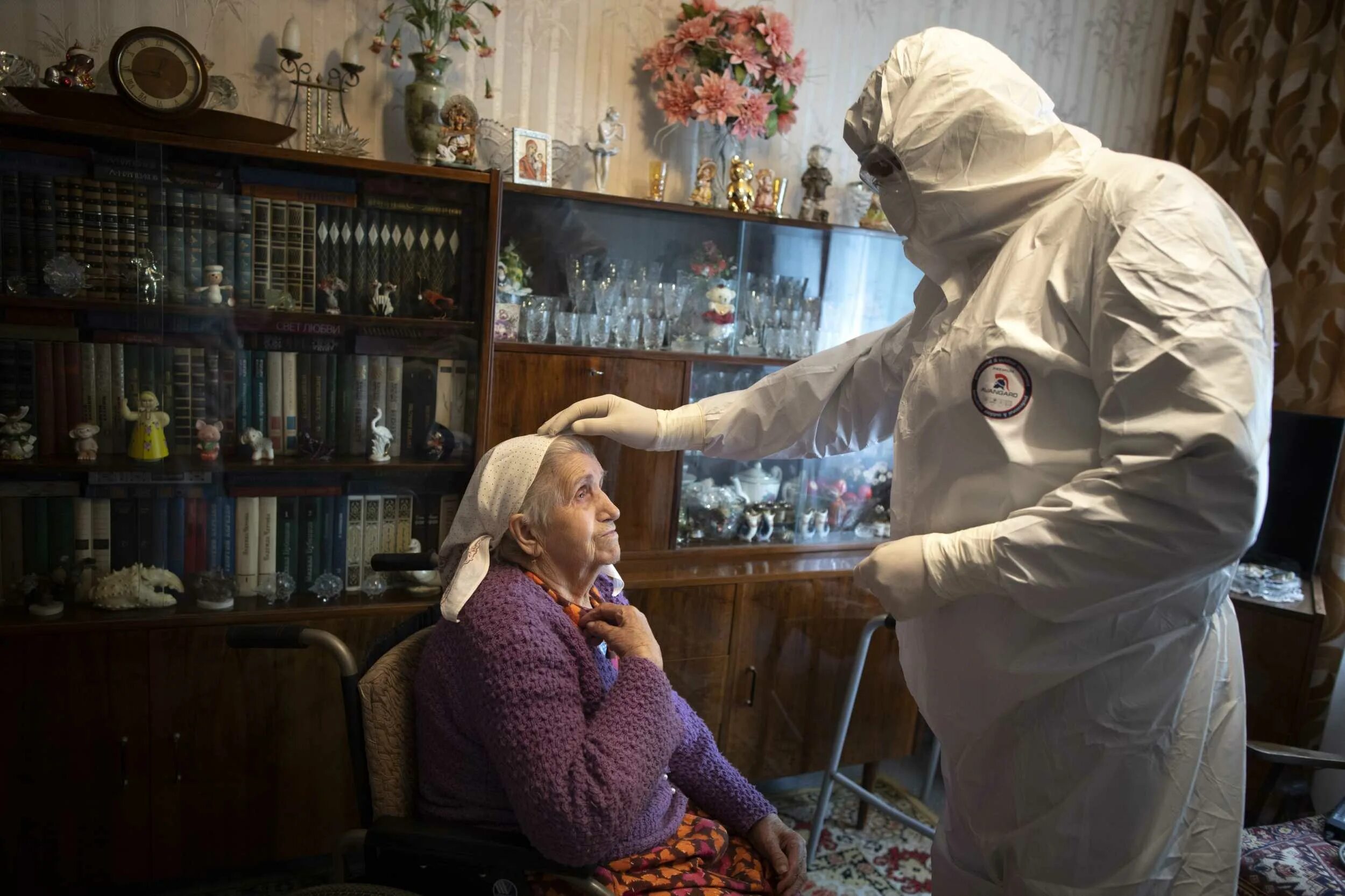 Заболели священники. Священник причащает пациентов.