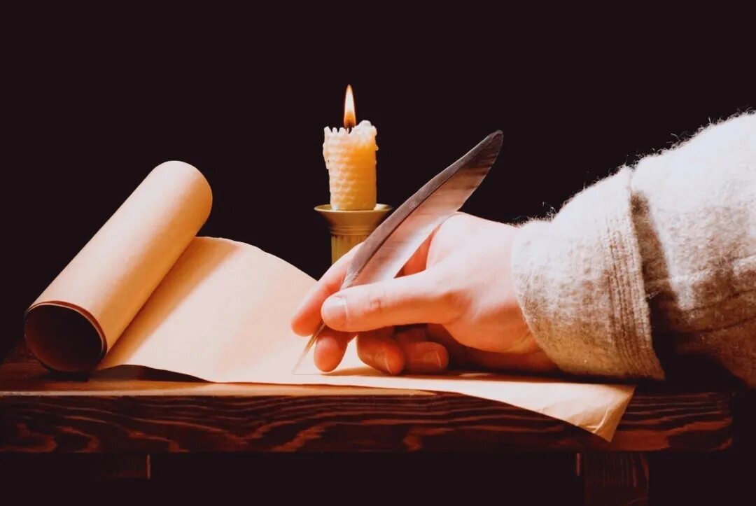 Перо и лист бумаги. Перо и пергамент. рука с пером. перо и лист. свитки и перо.