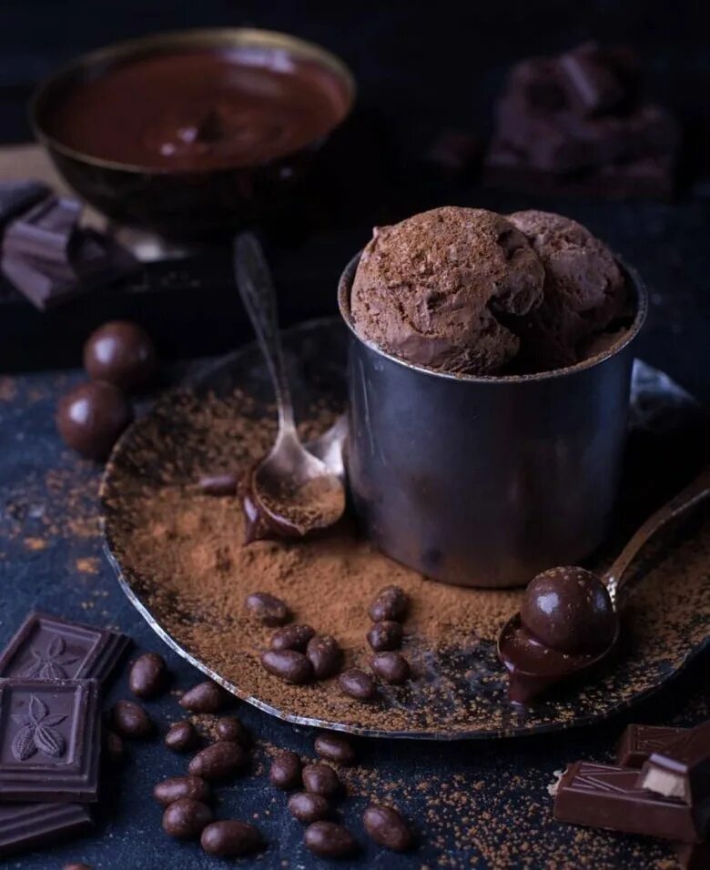Кофе шоколадом картинки. Голден чок горячий шоколад. Кофе и шоколад. Кафе шоколад. Кофе и десерт.