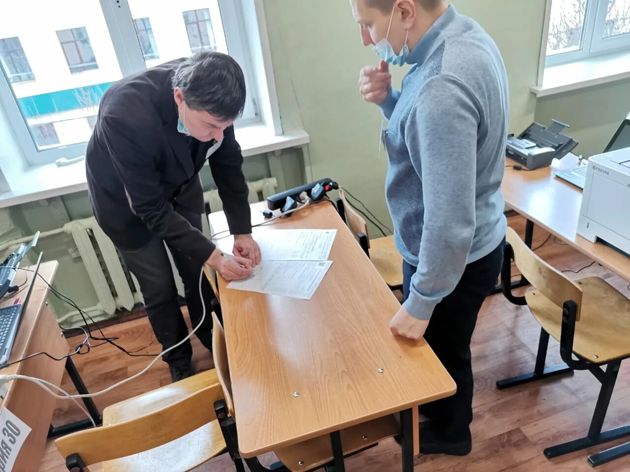 егэ за компьютером. единый государственный экзамен. информатика экзамен. учитель на экзамене. апробация егэ.