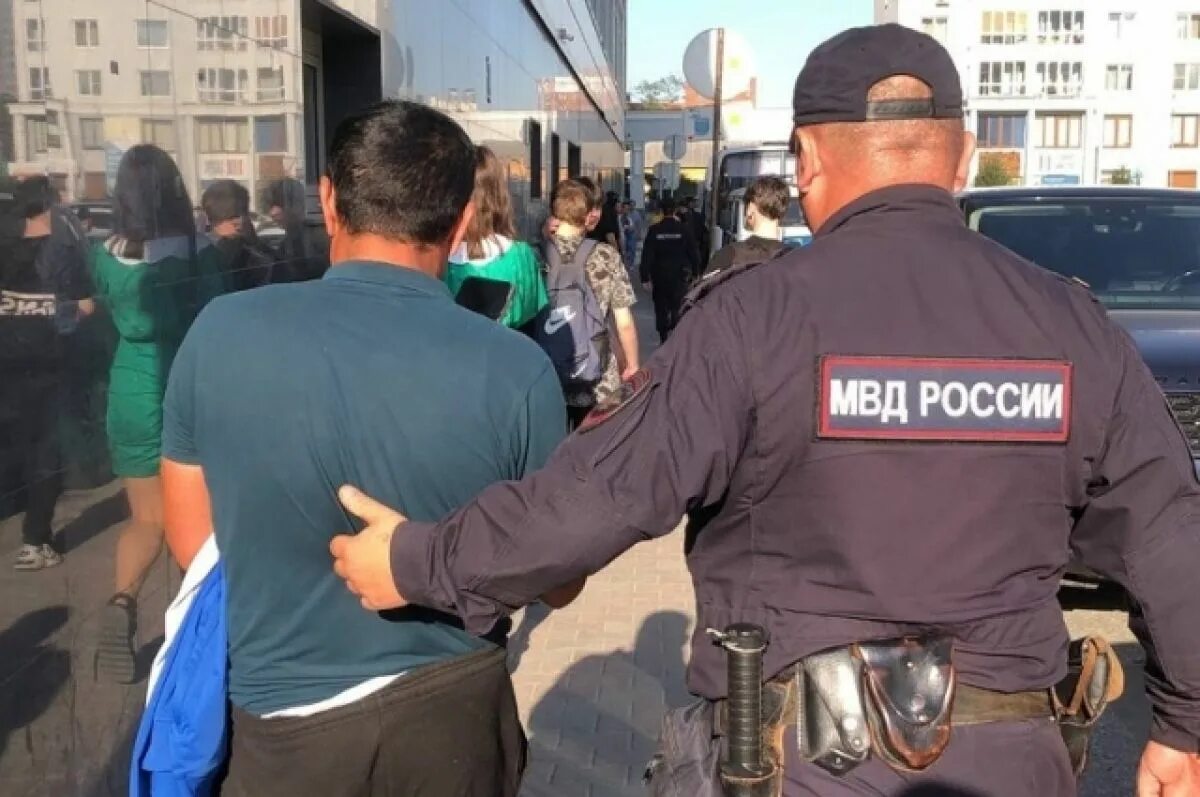 Задержание трудовых мигрантов в москве. Облавы на мигрантов 2023. Облавы на мигрантов 2023. Рейд мигрантов спб. Облавы на мигрантов 2023.