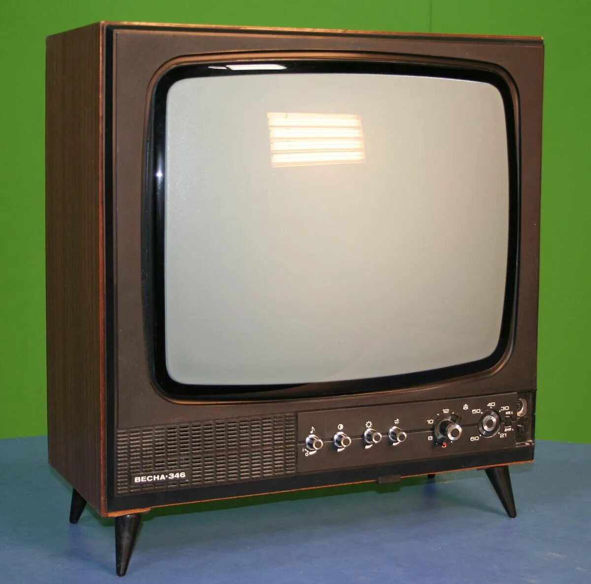 Телевизор для чего предназначен. Плазменный телевизор samsung 2003 года. Philips 42 плазменная панель. Советский телевизор каскад 205. Как появилось телевидение.