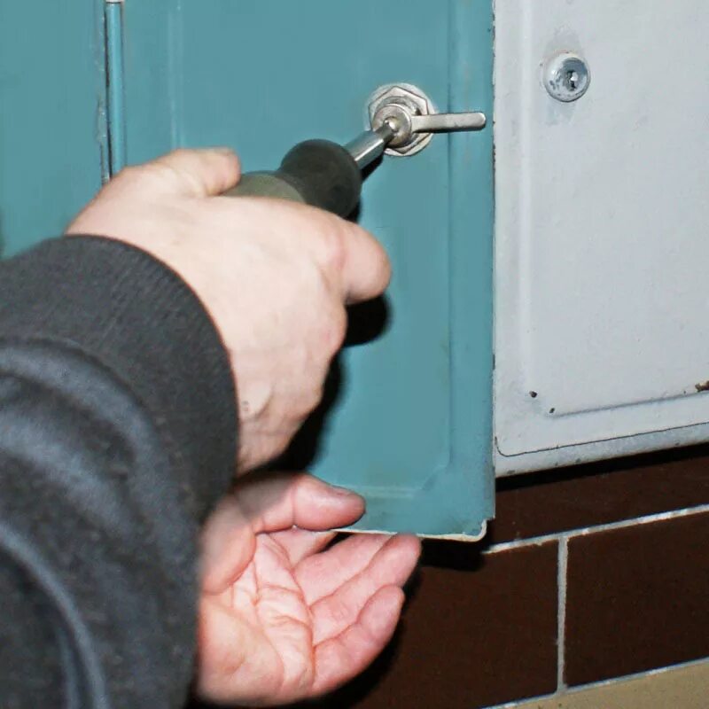 Как вскрыть почтовый замок. Замки на электрощитки в подъезде. замок на электрощиток в подъезде. замок на щиток в подъезде. замок для старого электрощитка.