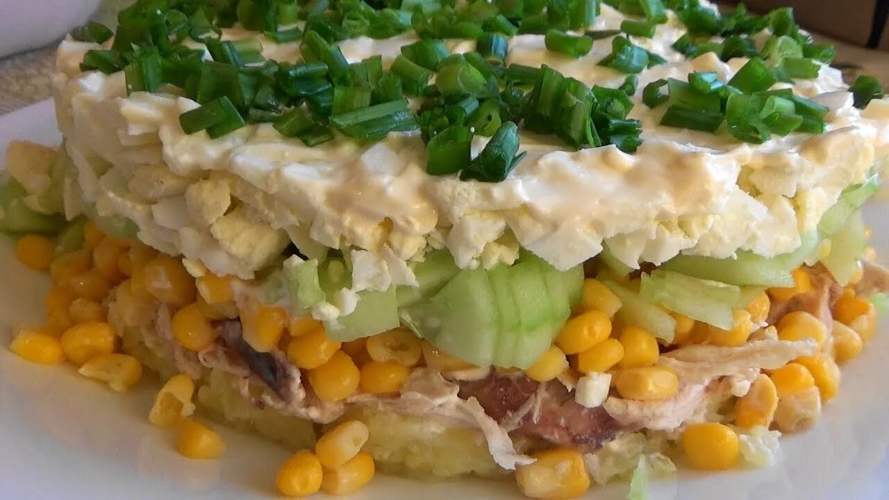 Рецепт салата из кур грудки. Салат с курицей. Вкусный салат с куриной грудкой. Салат с грудкой и кукурузой. Салат слоями с кукурузой.
