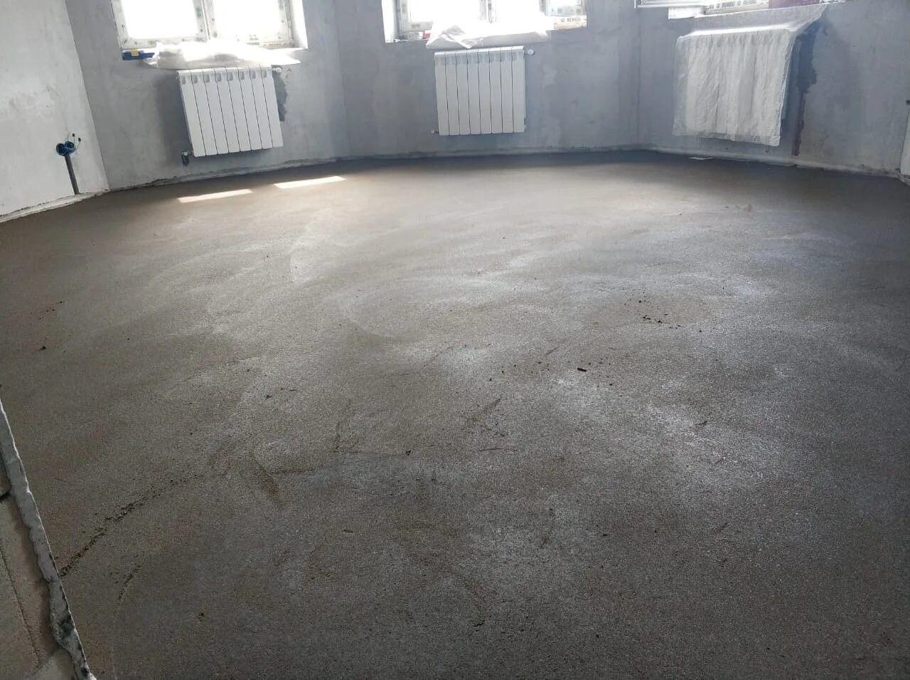 Стяжка пола с материалом за м2. Стяжка пола с материалом за м2. Сухая стяжка кнауф. Выравнивающая цементно-песчаная стяжка. Механизированная стяжка в квартиру.