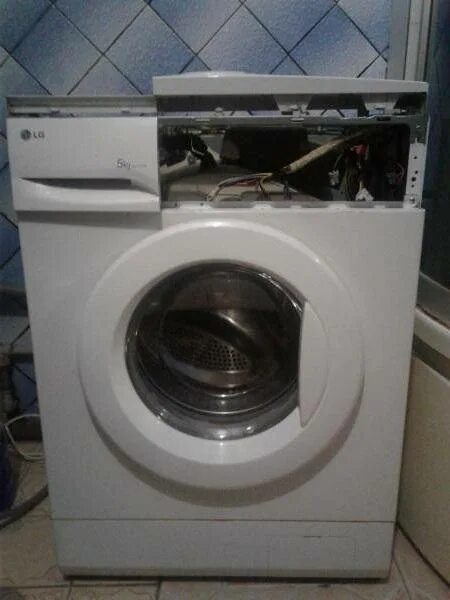 Сломанная стиральная машинка. Поломанная стиральная машина. Разбитая стиральная машина. Сломалась стиральная машинка.