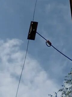 На тонких проводах подвешена
