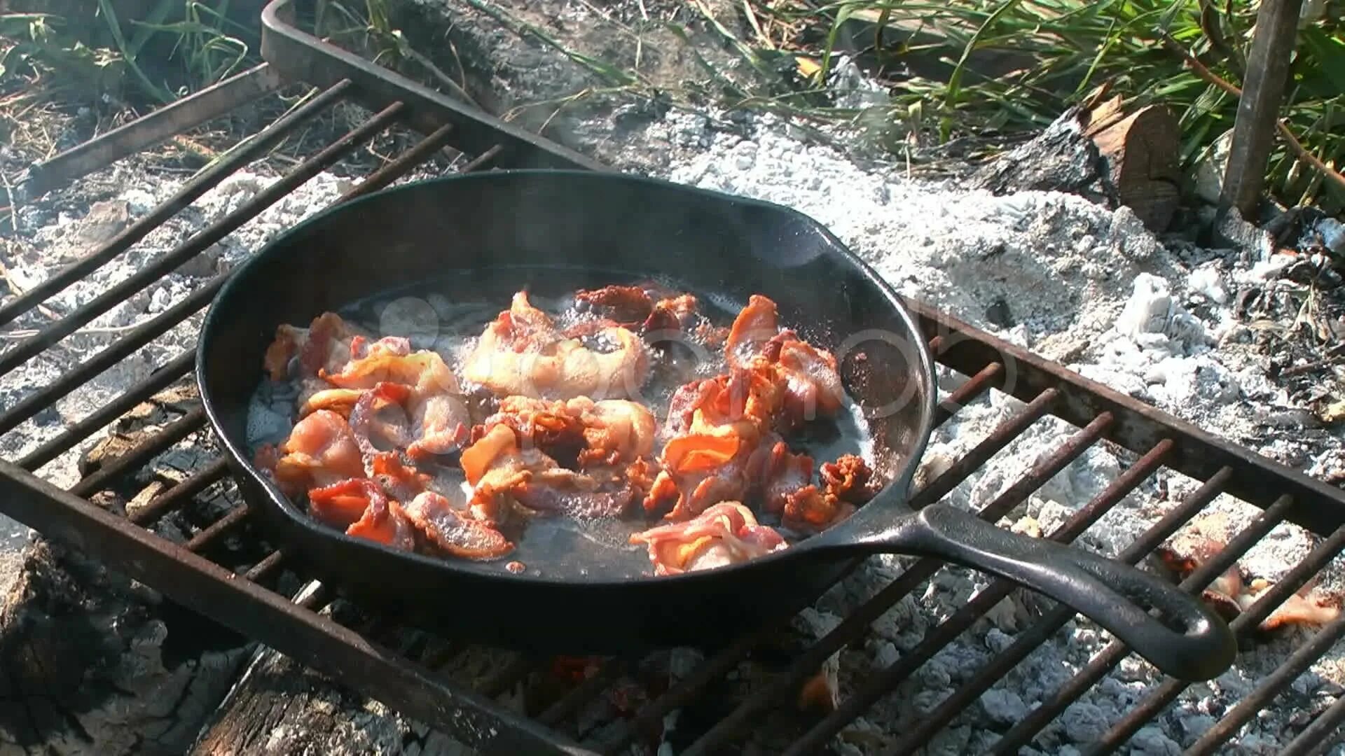 Сковородка для костра. Жаркое на костре. Шашлык на костре. На жиру можно жарить