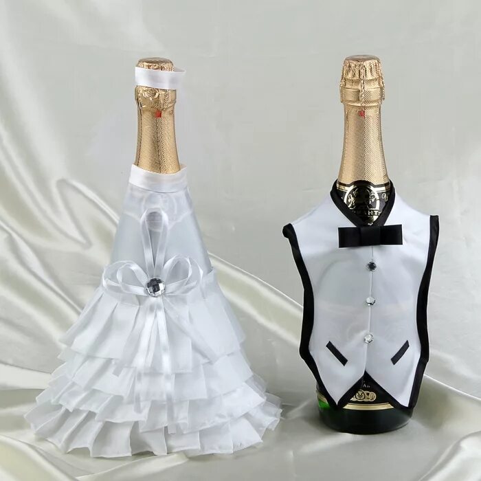 Свадебное шампанское. Шампанское жених и невеста. Одежда для бутылок на свадьбу. Свадебная одежда на шампанское.