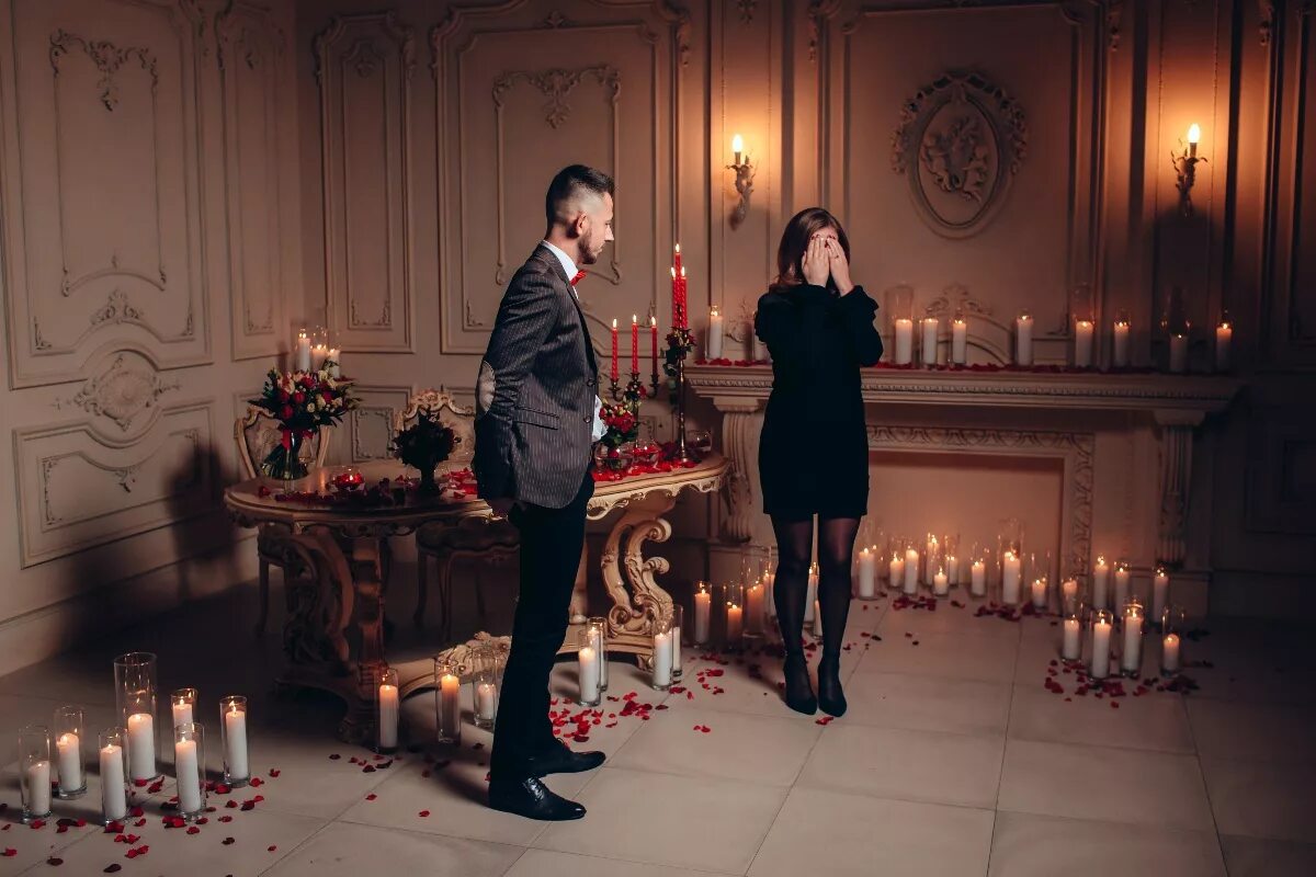 девушка делает предложение парню. парень делает предложение. не делает предложение 5 лет. девушка делает предложение парню. шарни винсон шаг вперед.