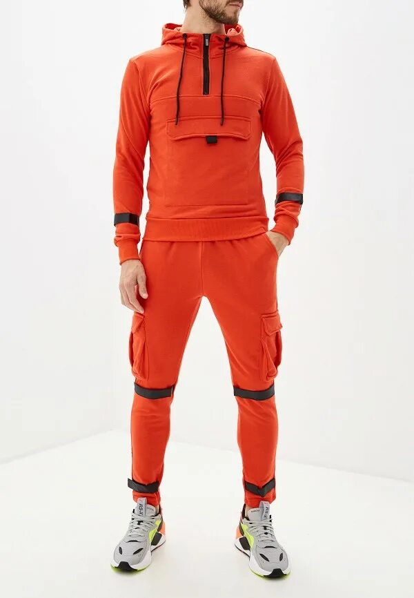 Оранжевый спортивный костюм мужской. Мужской спортивный костюм оранжевого цвета. Мужчины в оранжевом спортивном костюме.