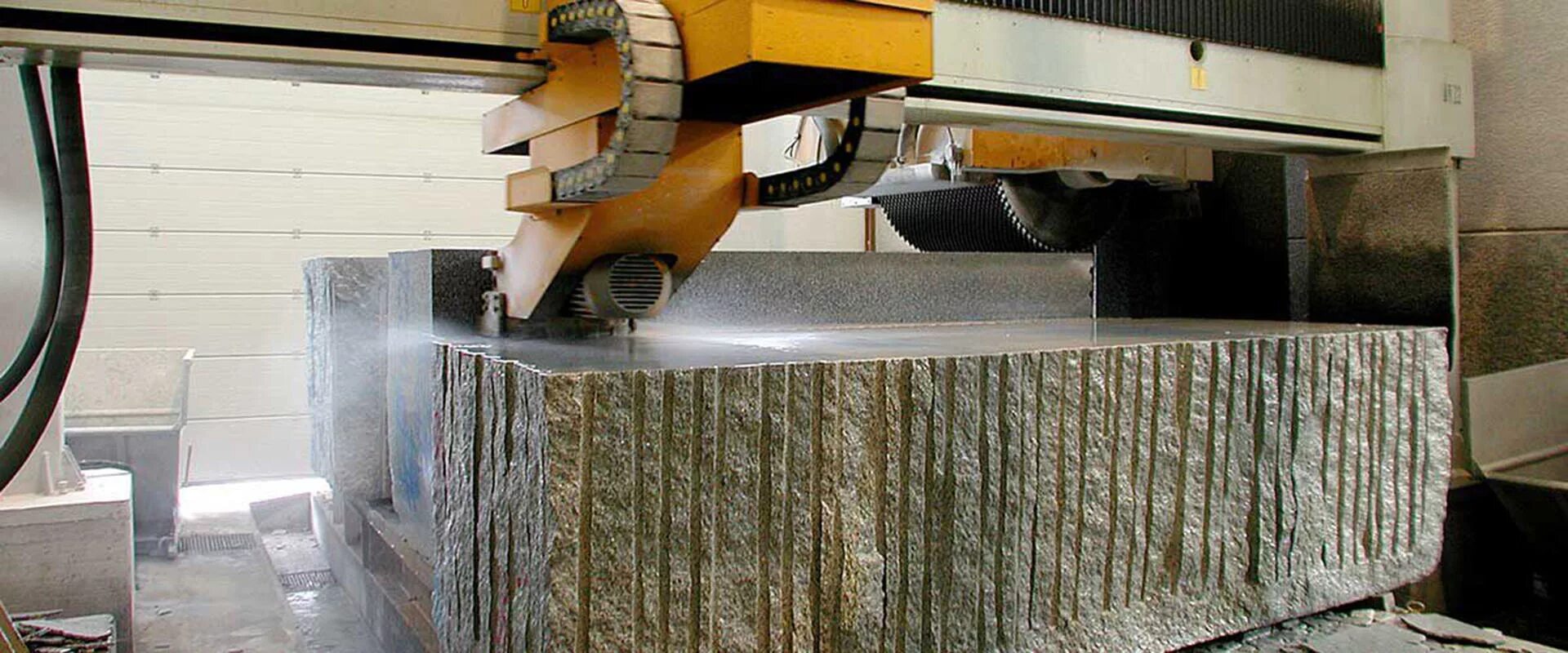 Техники обработки камня. Полировка гранита технология вручную. Waterjet обработка гранита. Станки для производства гранита. Распиловка мрамора.