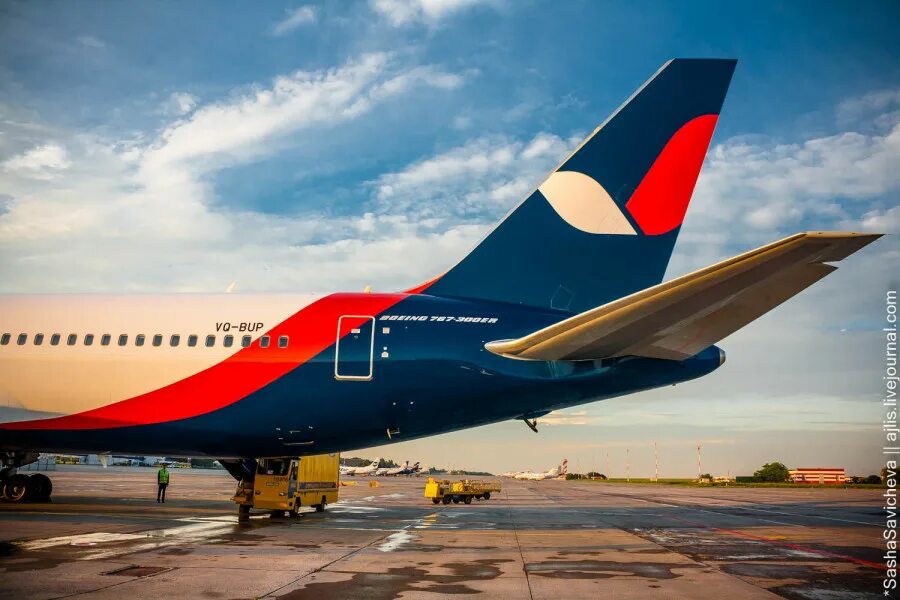 Азур эйр вылеты. Самолёт Boeing 767 300. Боинг 767 300 Азур. Самолёт Боинг 767-300 Азур. Боинг 767 Азур Эйр.