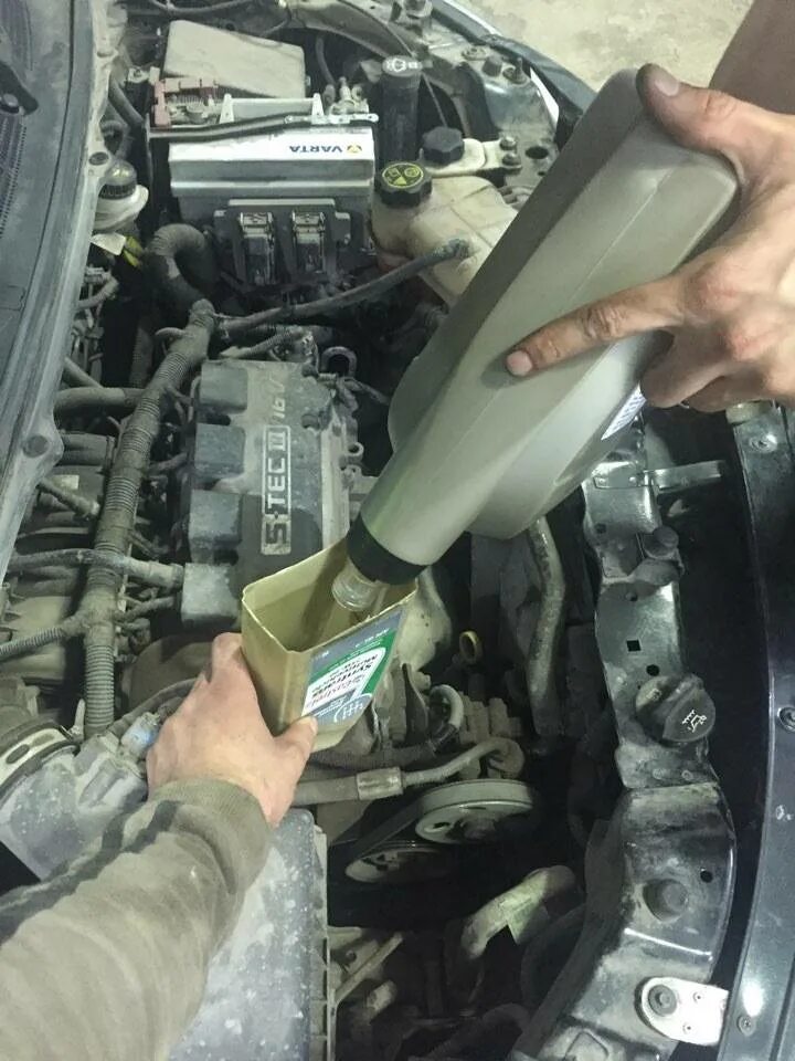 Шевроле кобальт фильтр кпп. Замена масла шевроле кобальт. Chevrolet cobalt коробка масло механика. Сливная пробка мкпп шевроле кобальт. Шевроле кобальт фильтр коробка автомат.