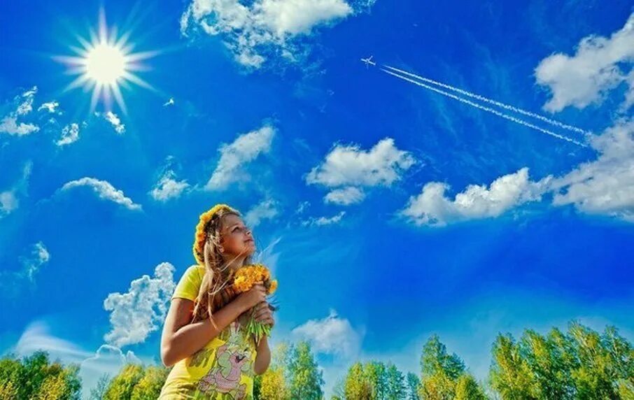Мир это солнце мир это радость. Небо солнце. Солнце счастье радость. Яркое солнце на небе. Солнце на голубом небе.