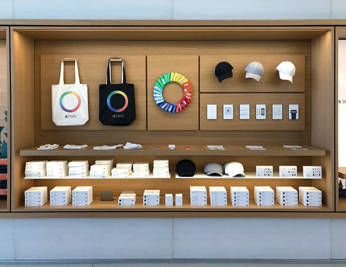 Apple Park мерч. Витрины для сувенирной продукции. Витрина для сувениров. Продукция Apple.