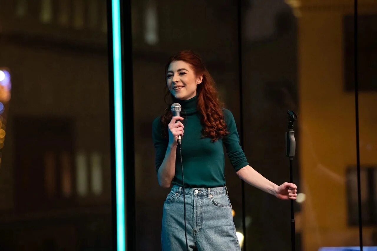 Джабраилова женский стендап. Женский стендап арена. Женский стендап арена. Женский стендап арена. Крокус сити холл стендап.