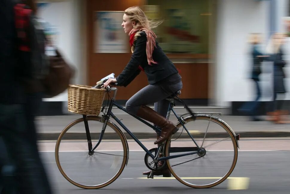 Bike с английского на русский. Велосипед на английском. Велосипедисты в Британии. Классический английский велосипед. Англичанин на велосипеде.