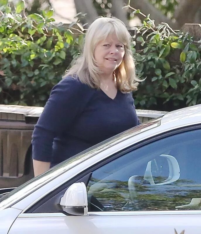 Мама с малышом сидит. Подметает пол. Мама моет пол для детей. Дочка убирается дома. Мама пола.