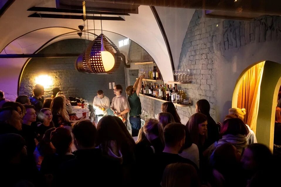 Танцплощадка конюшенная пл 2а. Райт плэйс рок бар. Набережная канала грибоедова 7 акакао. Бар rock pub спб. Грязные танцы клуб на бабушкинской.