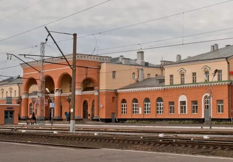 Жд вокзал орел. Железнодорожная станция орел. Орел станции электричек. Московский вокзал орел. Орел перед жд вокзала в орле.