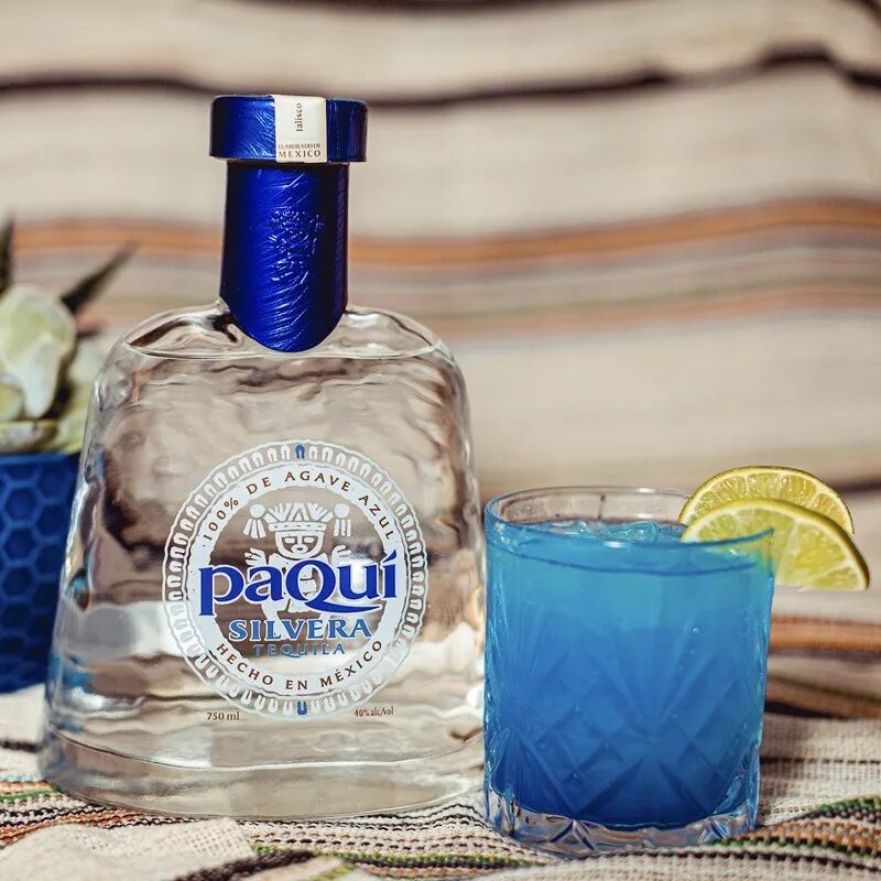 Лимонад Блю Агава. Blue Agava напиток. Tequila голубого цвета. Текила в голубой бутылке.