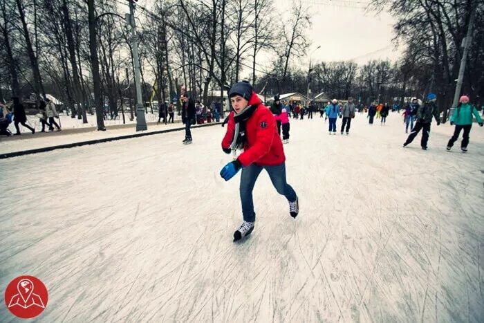 Каток сокольники до какого числа. Каток гигант в Сокольниках. Каток лед в Сокольниках. Парк Сокольники каток гигант. Каток в парке Сокольники.