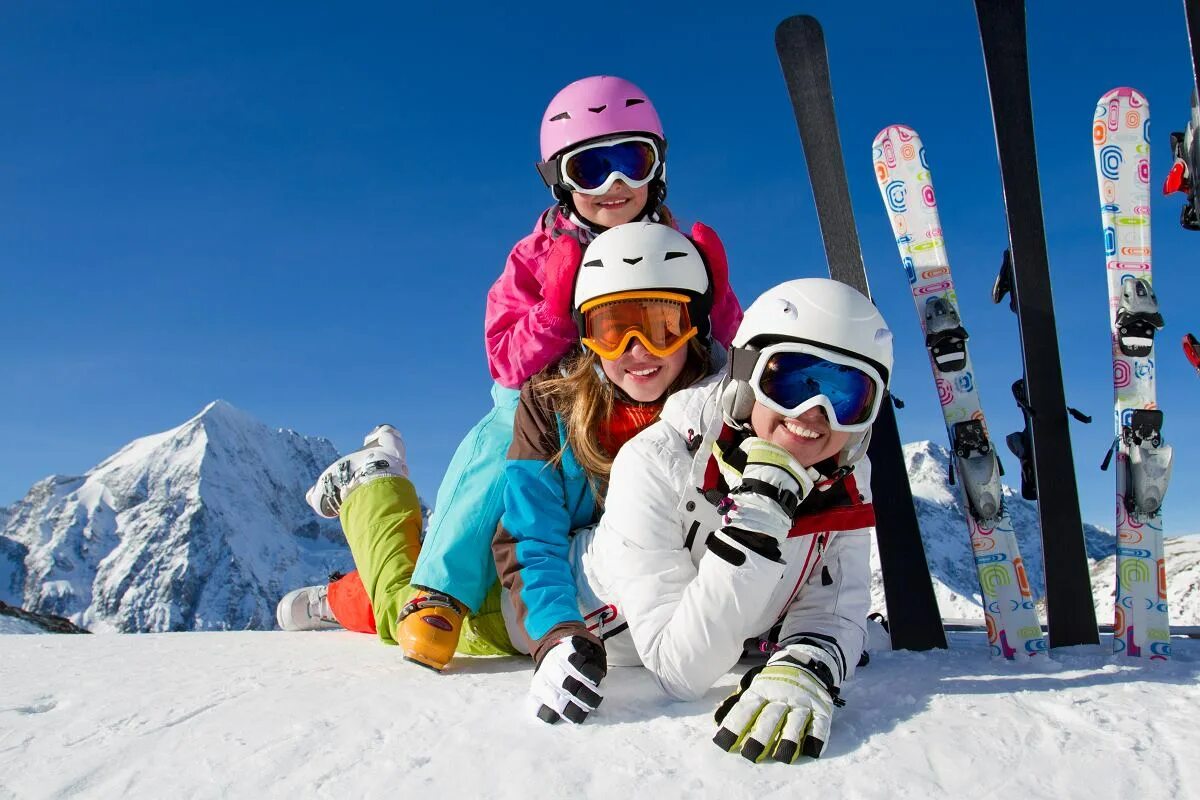 Банско сноуборд. Зимний спорт. Катание на горных лыжах. Катание на лыжах в горах. Do winter sports