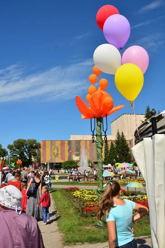 Репортаж с дня города абакан 2014. Абакан люди город. Абакан гуляние на площади. Парк орленок абакан. Праздник города абакан.