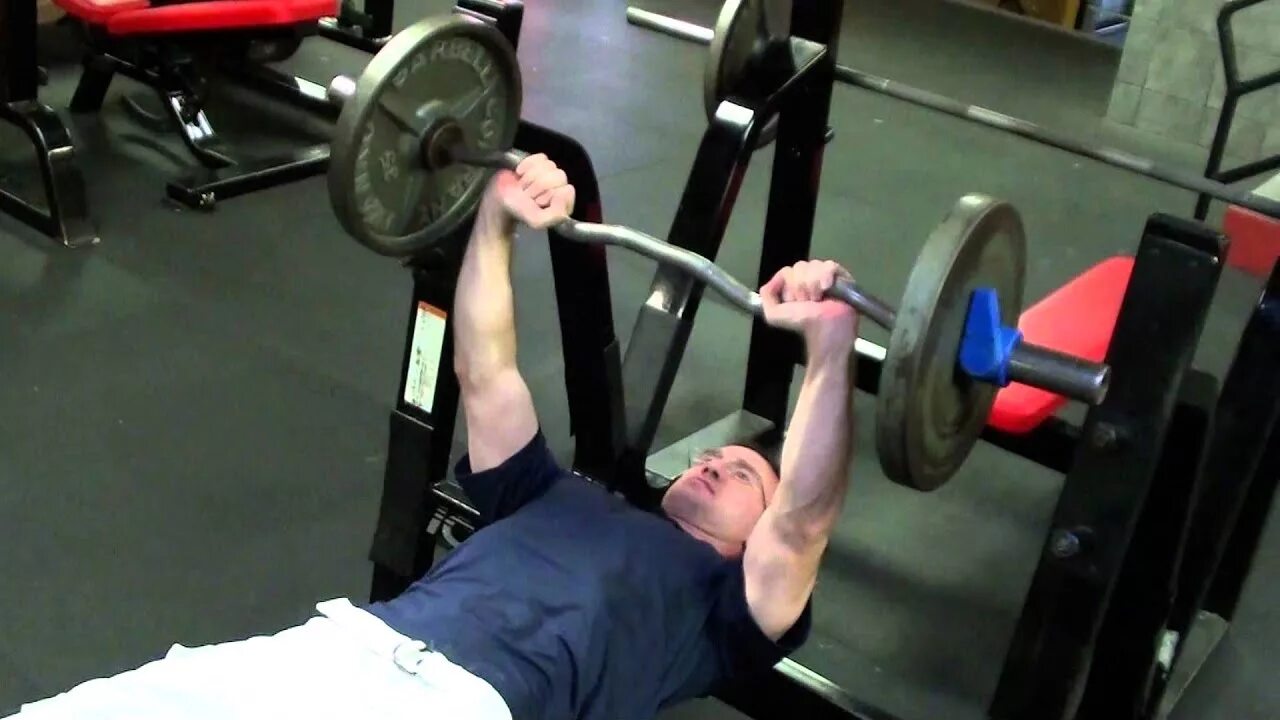 Стюарт жим. Ez bar close grip bench press. ez штанга жим лежа. французский жим штанги с ez грифом.