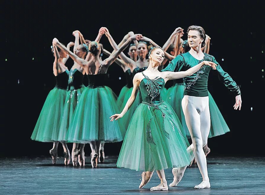 Балет драгоценности баланчина рубины. Джордж баланчин серенада. Балет баланчина. Балетмейстер джордж баланчин. Аполлон мусагет балет.