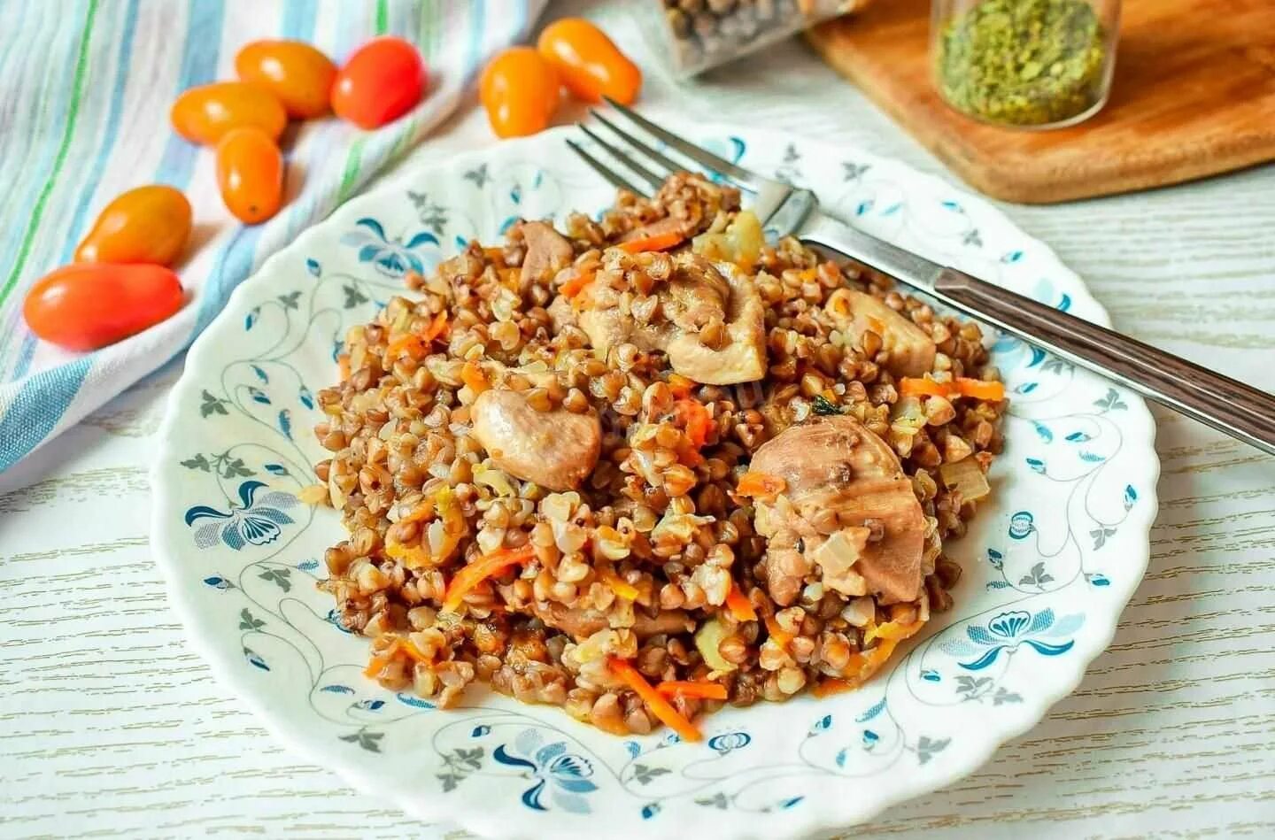 Гречка с овощами на сковороде с мясом. Гречка по-купечески с курицей. гречка по купечески с грибами. гречка по купечески. гречка с мясом по купечески.