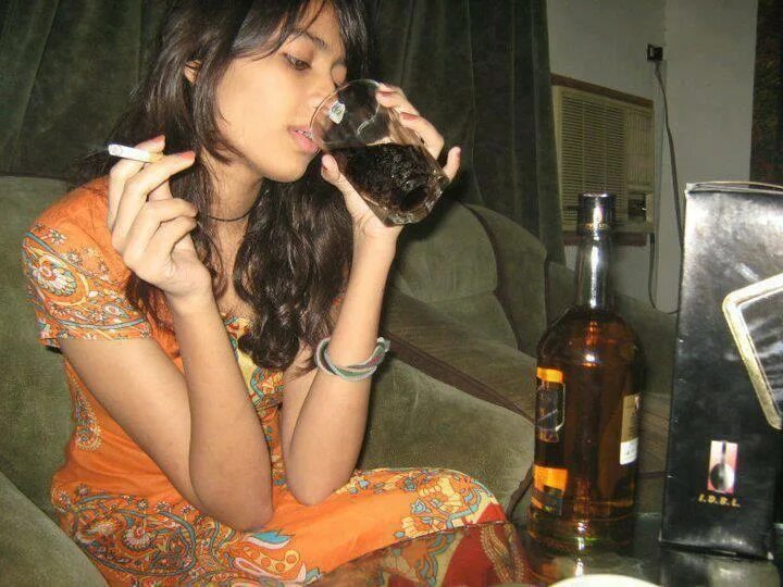 Hot drinking chicks. Хот Дринк чикс. Indian aunties drinking alcohol. Indian girl drinking alcohol. Sarab алкоголь.