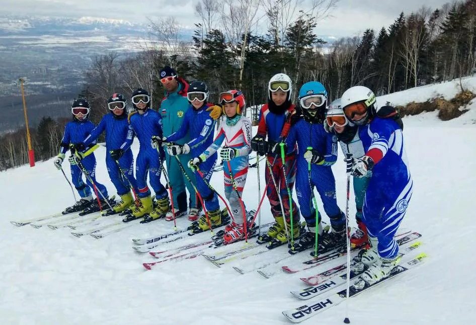Спортивные школы лыжи. Соревнования по горным лыжам. Горные лыжи соревнования. Соревнования по горнолыжному спорту. Спортивная школа по лыжам.