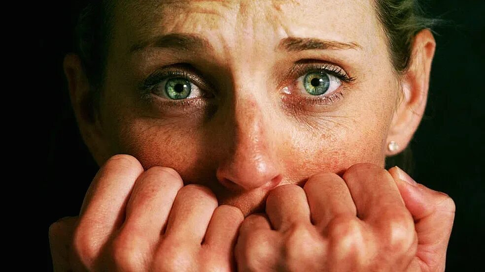 Как проявляется волнение. Грустная женщина. Эстрес. Тревожность. Эмоции стресс.