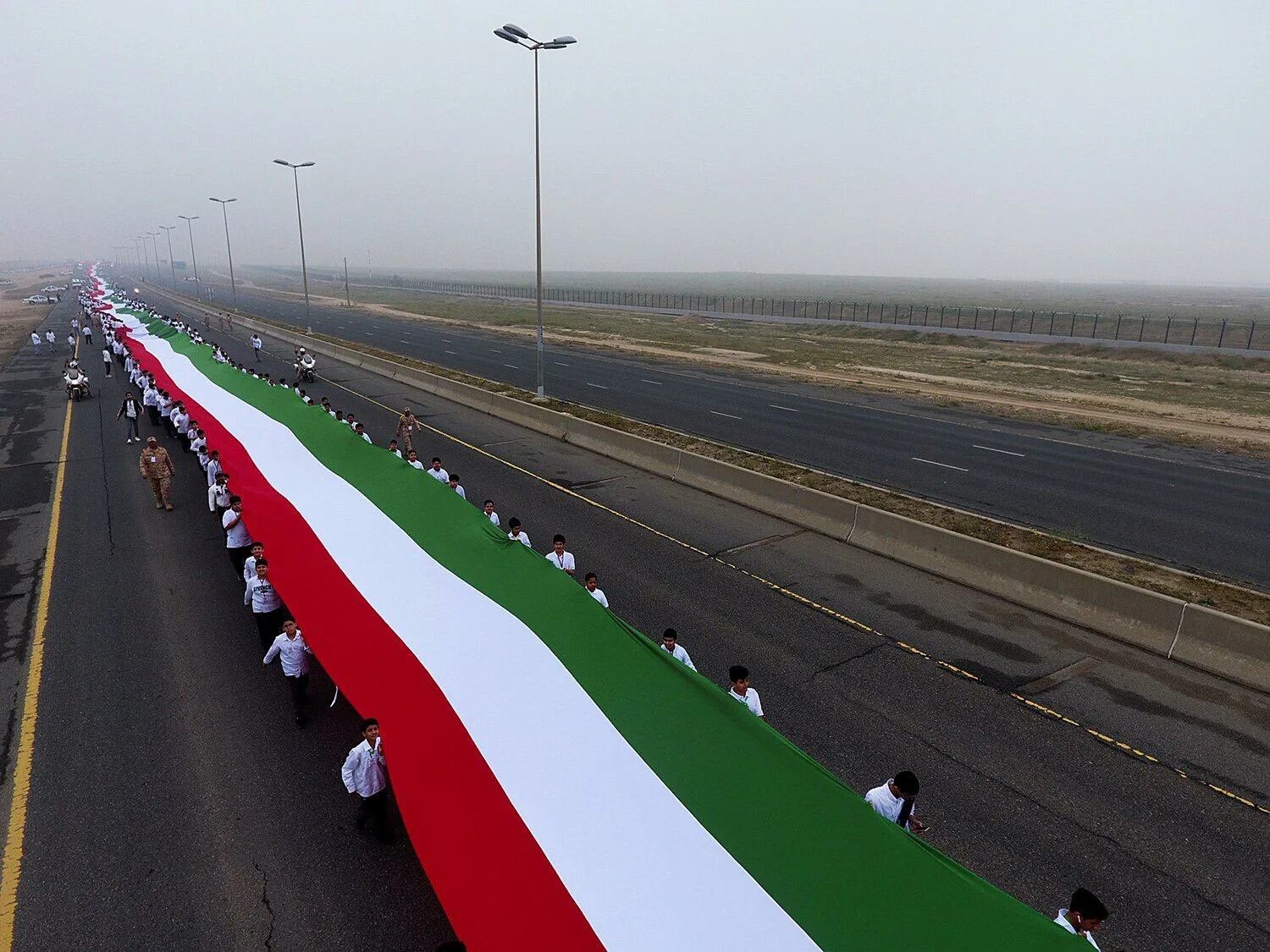 Кувейт трасса. Самый большой флаг в мире. Самый длинный флаг в мире. Кувейт дорога по воде.